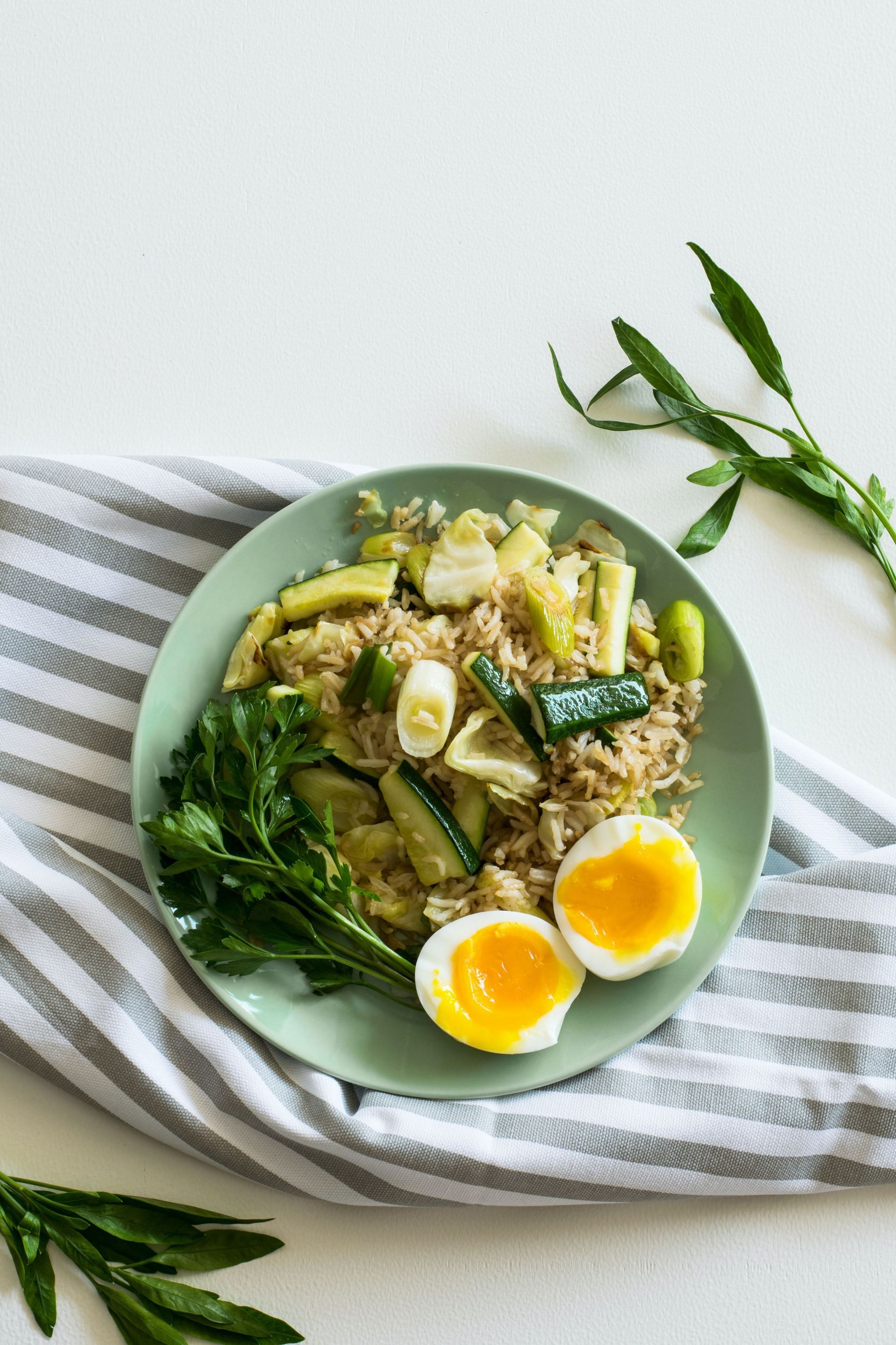 Fad diets are characterized by their popularity in the media and their promise of rapid weight loss through specific food restrictions. (Image via Pixels)